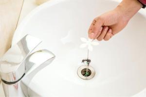 Haarfänger abtropfen lassen
