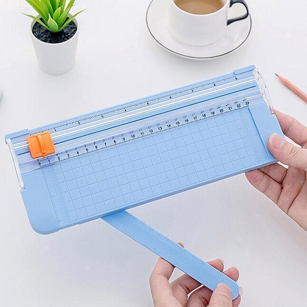 Portable paper cutter